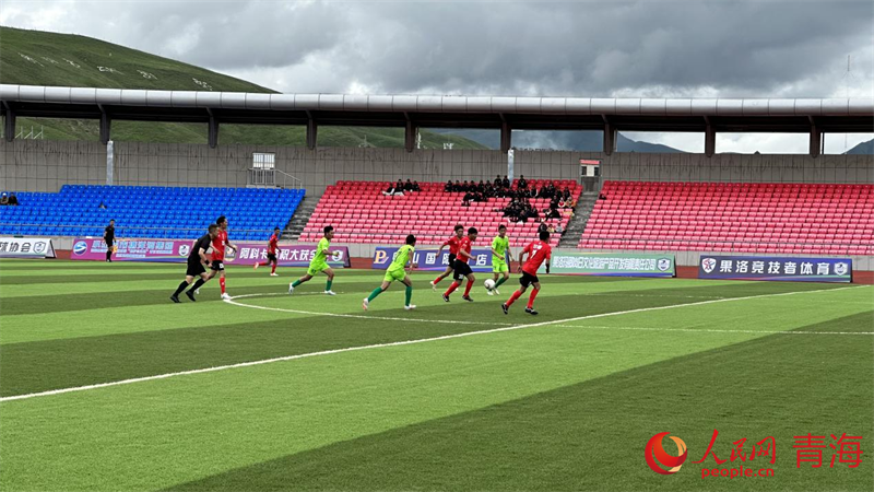 “州超”球員正在拼搶。人民網(wǎng) 劉沛然攝