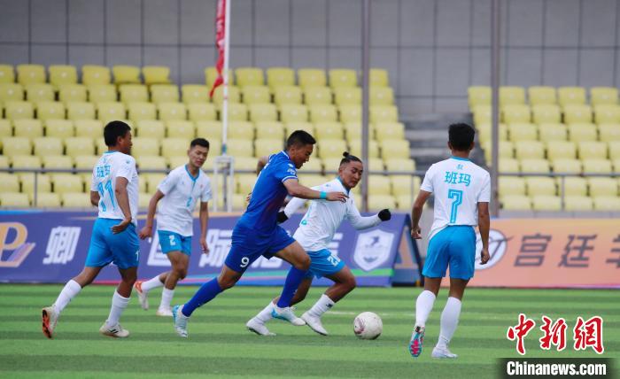 圖為班瑪隊(duì)(白)與達(dá)日隊(duì)在球場(chǎng)進(jìn)行比拼。　馬銘言 攝