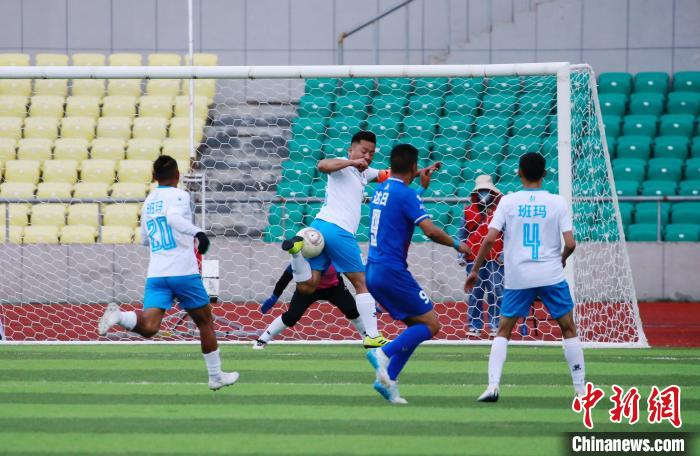 圖為班瑪隊(duì)(白)與達(dá)日隊(duì)在球場(chǎng)進(jìn)行比拼。　馬銘言 攝