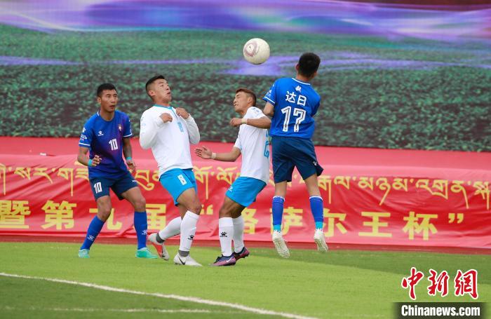 圖為班瑪隊(duì)(白)與達(dá)日隊(duì)在球場(chǎng)進(jìn)行比拼?！●R銘言 攝