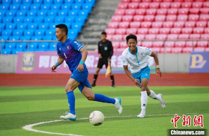 圖為班瑪隊(duì)(白)與達(dá)日隊(duì)隊(duì)員在球場(chǎng)感受快樂足球?！●R銘言 攝