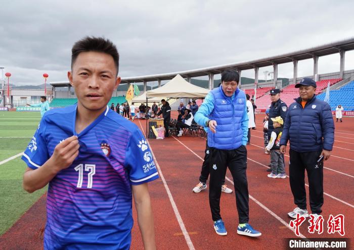 圖為范志毅在球場(chǎng)邊指導(dǎo)球員?！●R銘言 攝