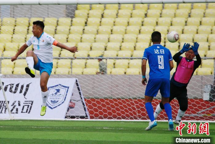 圖為班瑪隊(duì)(白)與達(dá)日隊(duì)在球場(chǎng)進(jìn)行比拼?！●R銘言 攝