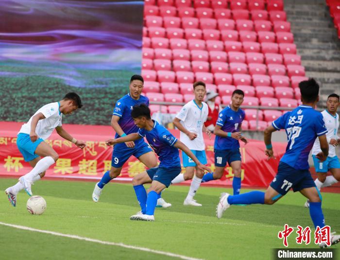 圖為班瑪隊(duì)(白)與達(dá)日隊(duì)在球場(chǎng)進(jìn)行比拼?！●R銘言 攝