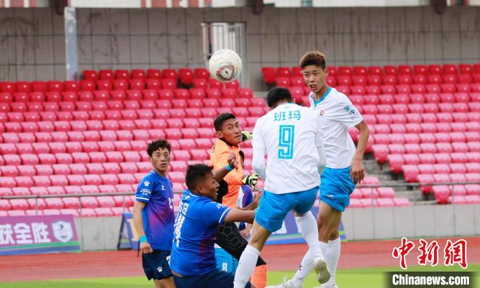 圖為班瑪隊(duì)(白)與達(dá)日隊(duì)在球場(chǎng)進(jìn)行比拼。　馬銘言 攝