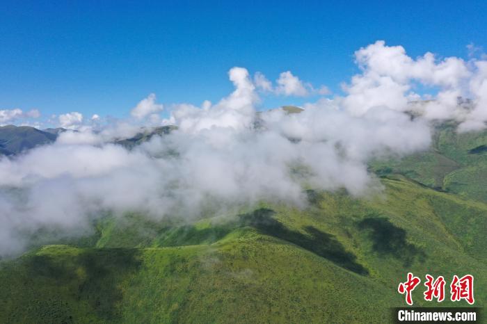 航拍賽來塘鎮(zhèn)山間云霧繚繞?！●R銘言 攝