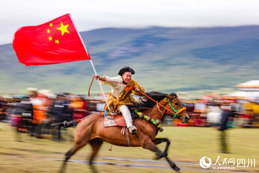 馬術(shù)表演現(xiàn)場(chǎng)。洛絨尼瑪攝