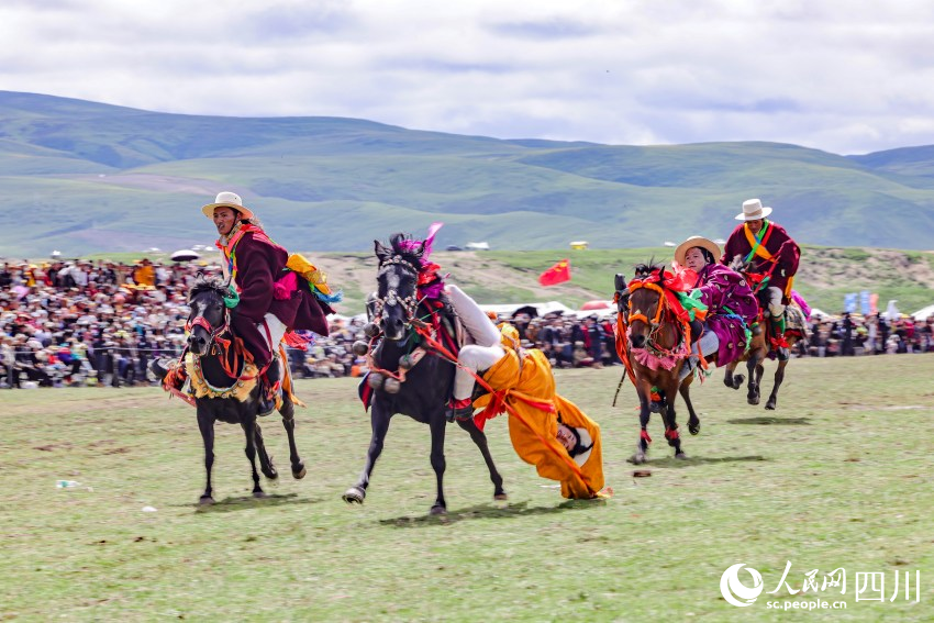 馬術(shù)表演現(xiàn)場(chǎng)。洛絨尼瑪攝