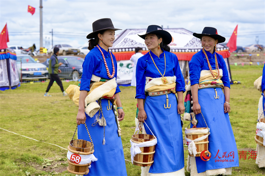 身著節(jié)日盛裝的澤庫牧女。人民網(wǎng) 陳明菊攝