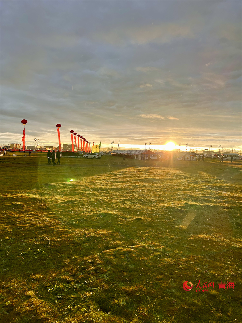 傍晚的澤曲草原。人民網(wǎng) 陳明菊攝
