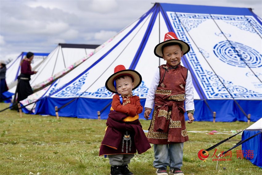 身著節(jié)日盛裝的小朋友。人民網(wǎng) 陳明菊攝