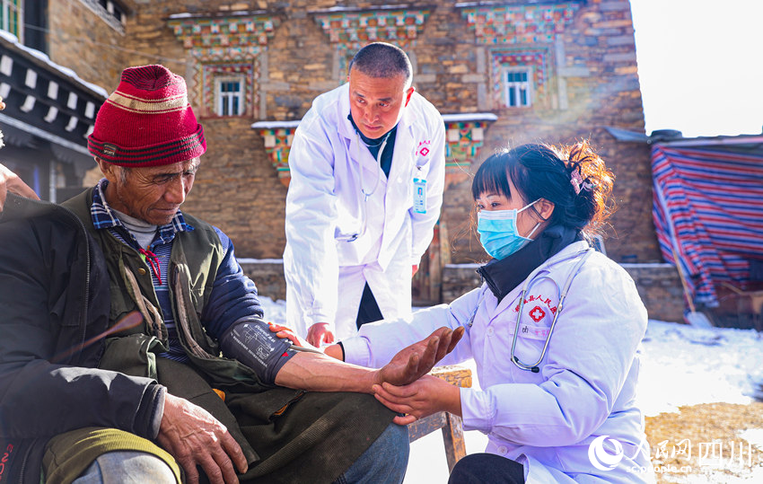 幫扶醫(yī)療小分隊(duì)成員為村民義診。劉學(xué)懿攝