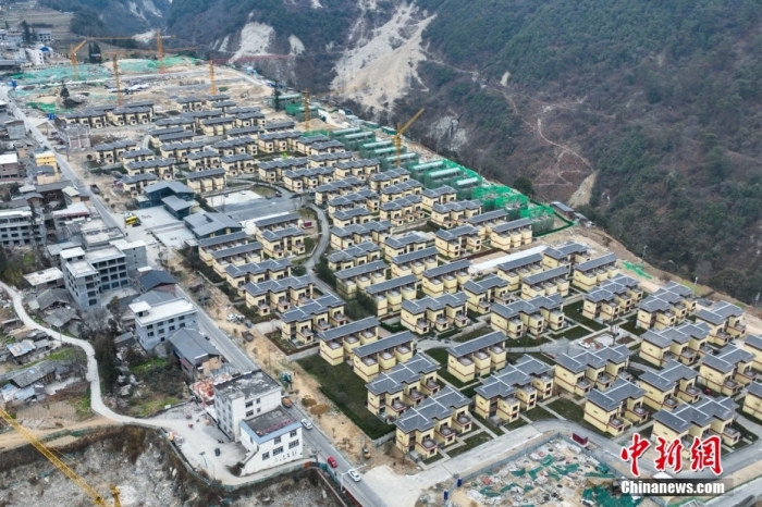 圖為2月1日，瀘定磨西鎮(zhèn)震后重建的安置小區(qū)。(無(wú)人機(jī)照片)<a target='_blank' href='/'><p  align=