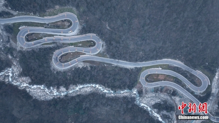 圖為2月1日，震后重建的海螺溝景區(qū)道路。(無(wú)人機(jī)照片)<a target='_blank' href='/'><p  align=