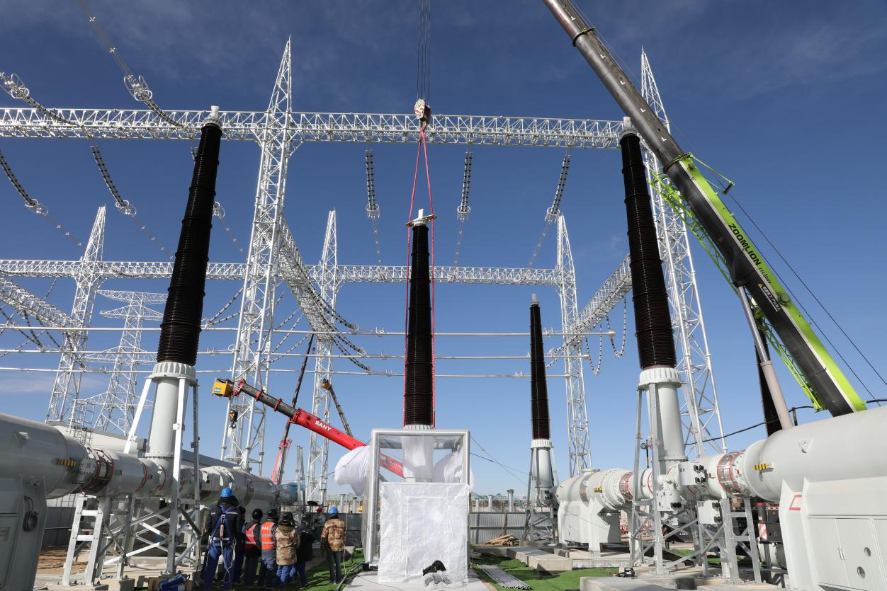 750千伏HGIS套管安裝工作。蒙珝攝