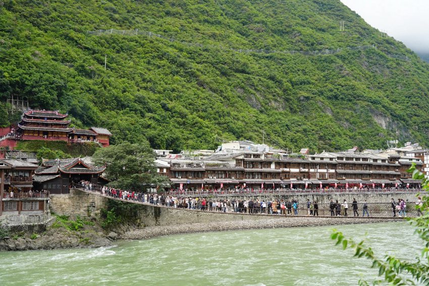 瀘定橋吸引無數(shù)游客駐足瞻仰。瀘定縣委宣傳部供圖