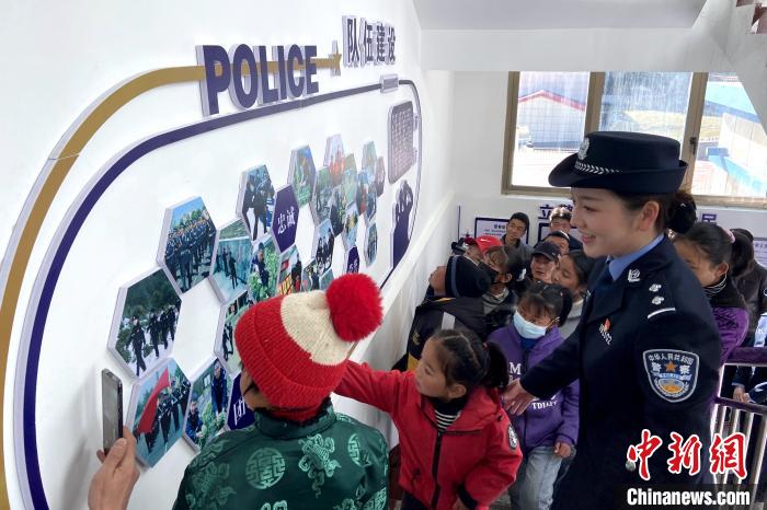 山南邊境管理支隊勒布邊境派出所舉行警營開放日活動，邀請駐地民眾進警營，了解民警工作生活?！∏f冀 攝