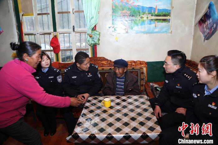 亞東出入境邊防檢查站民警走訪慰問轄區(qū)困難群眾?！堄陱?攝