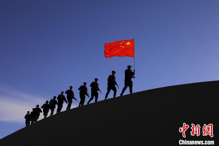 日喀則邊境管理支隊幾腳橋邊境檢查站民警在轄區(qū)開展巡邏工作?！↓埿▲P 攝