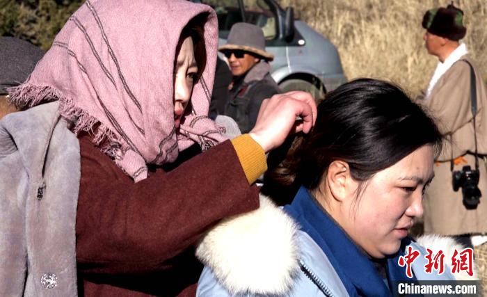 圖為1月13日，電影《雪域青春》群眾演員做拍攝準(zhǔn)備?！∝暽＠?攝