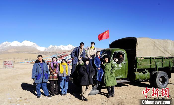 圖為電影《雪域青春》主創(chuàng)團(tuán)隊(duì)在西藏唐古拉山拍攝點(diǎn)?！z制組供圖 攝