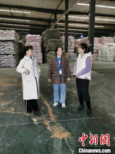 圖為次仁措姆(中)正在開展街道工作。<a target='_blank' ><p  align=