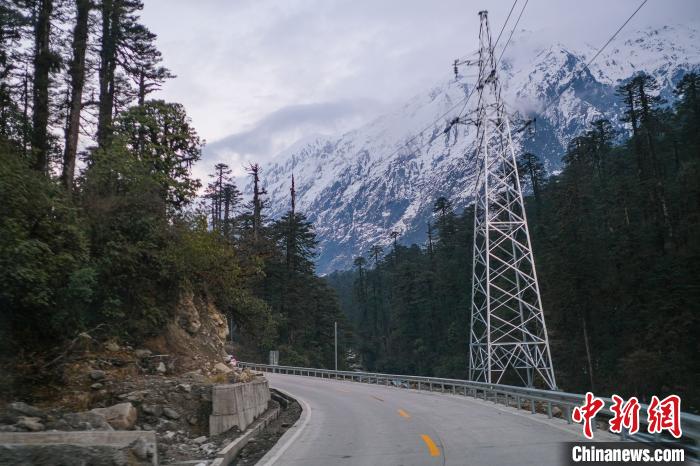 目前唯一進(jìn)出墨脫的公路波墨公路?！『闻罾?攝