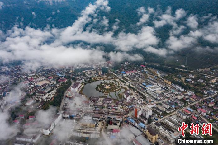 圖為墨脫縣城?！『闻罾?攝