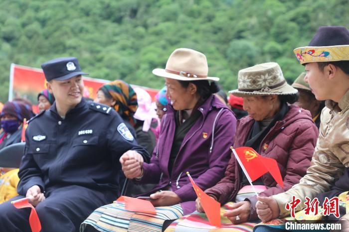 圖為李陽副所長(前排左一)與卓嘎、央宗姐妹共同參加愛國主義教育活動。　德吉 攝