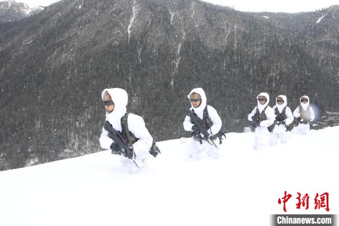 圖為徒步前進(jìn)?！〗有?攝