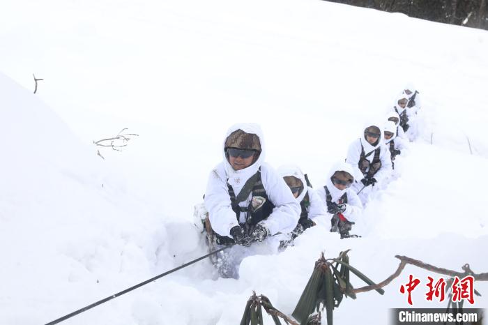 圖為依靠纜繩攀爬?！铎o 攝