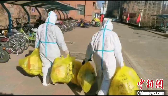 收集垃圾?！¤F西區(qū)委宣傳部 攝