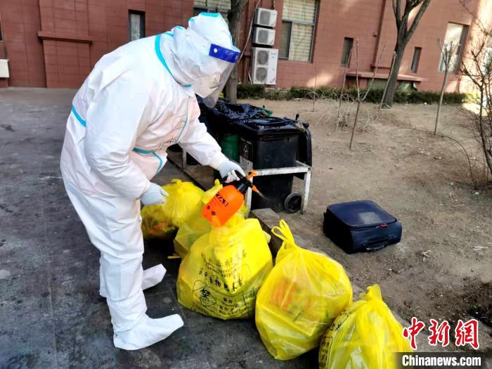 給垃圾做消殺?！¤F西區(qū)委宣傳部 攝