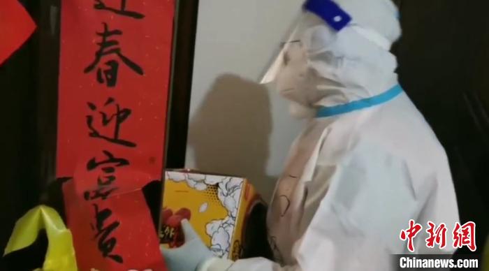 為封閉在家居民送快遞?！¤F西區(qū)委宣傳部 攝