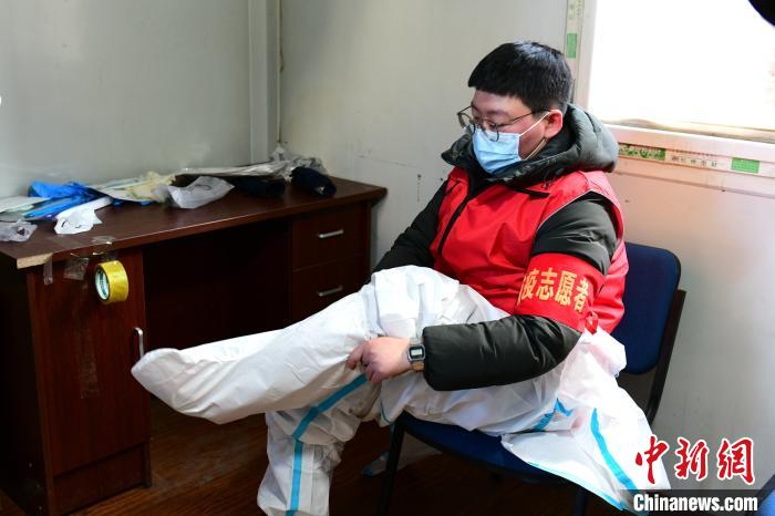 穿防護(hù)服?！¤F西區(qū)委宣傳部 攝