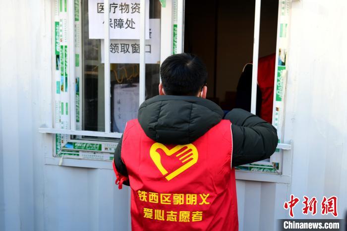 領(lǐng)防護(hù)用品。　鐵西區(qū)委宣傳部 攝