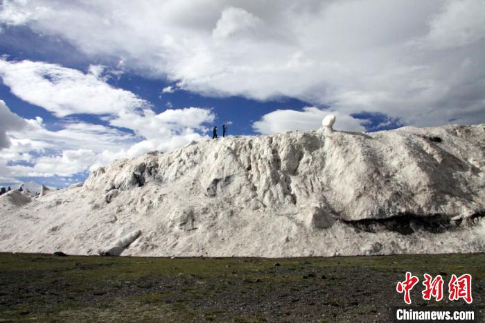 2016年7月冰崩后測(cè)量冰崩扇厚度。中科院青藏高原所 供圖