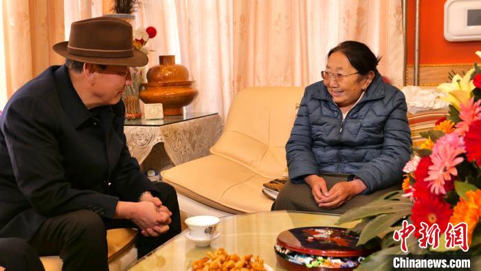 西藏自治區(qū)黨委統(tǒng)戰(zhàn)部部長(zhǎng)旦科一行慰問(wèn)黨外人士、愛(ài)國(guó)宗教人士及歸國(guó)藏胞