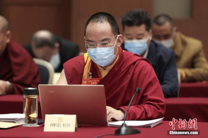 3月9日上午，全國政協(xié)十三屆四次會議舉行小組會議，討論“兩高”工作報告，審議各項(xiàng)決議和報告草案。圖為北京友誼賓館宗教界別委員小組會議現(xiàn)場，全國政協(xié)常委、中國佛教協(xié)會副會長、中國佛教協(xié)會西藏分會會長班禪額爾德尼·確吉杰布參加討論。<a target='_blank' ><p  align=