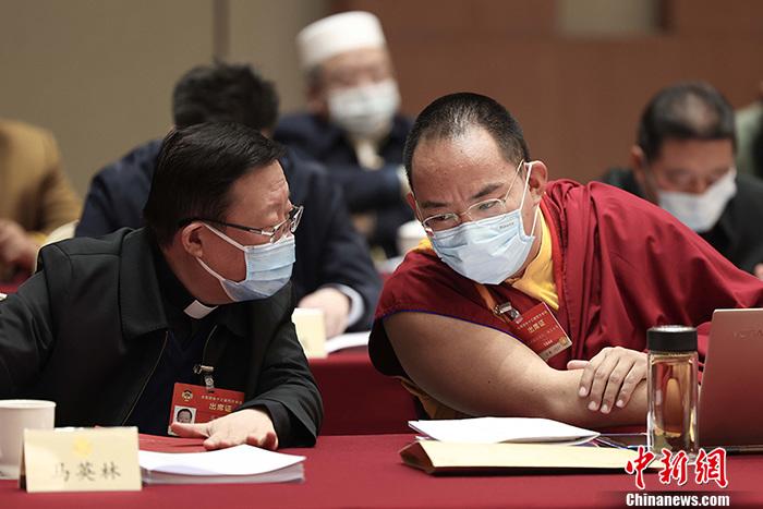 3月9日上午，全國政協(xié)十三屆四次會議舉行小組會議，討論“兩高”工作報告，審議各項(xiàng)決議和報告草案。圖為北京友誼賓館宗教界別委員小組會議現(xiàn)場，全國政協(xié)常委、中國佛教協(xié)會副會長、中國佛教協(xié)會西藏分會會長班禪額爾德尼·確吉杰布(右)與全國政協(xié)常委、中國天主教主教團(tuán)主席馬英林(左)交流。<a target='_blank' ><p  align=