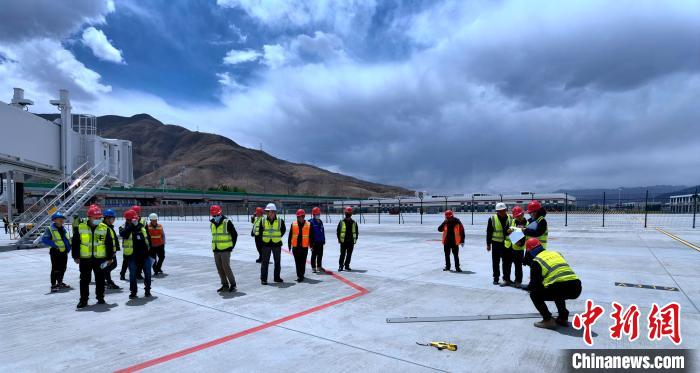 圖為驗(yàn)收組驗(yàn)收項(xiàng)目?！〉┰鐾?攝