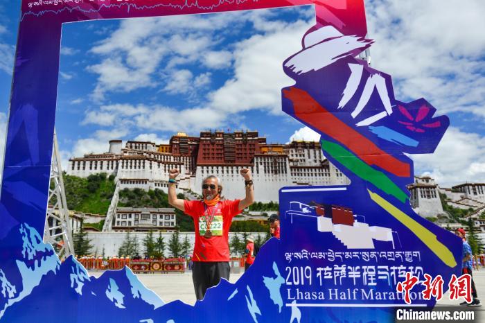 資料圖為2019年8月18日，拉薩舉行半程馬拉松賽。　江飛波 攝