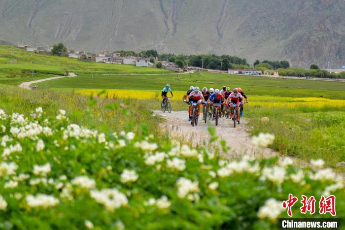 資料圖為2019年，西藏拉薩在堆龍德慶區(qū)舉行楚布溝山地自行車越野賽?！〗w波 攝