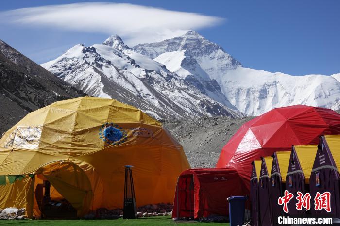5月9日的珠峰北坡登山大本營?！∪轿木?攝