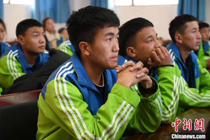 圖為學(xué)生在聆聽(tīng)授課。