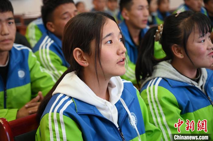 圖為學(xué)生在聆聽(tīng)授課。