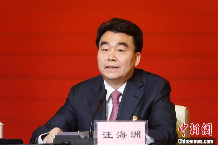 汪海洲在發(fā)布會(huì)上介紹西藏自治區(qū)黨史學(xué)習(xí)教育開(kāi)展情況。　冉文娟 攝