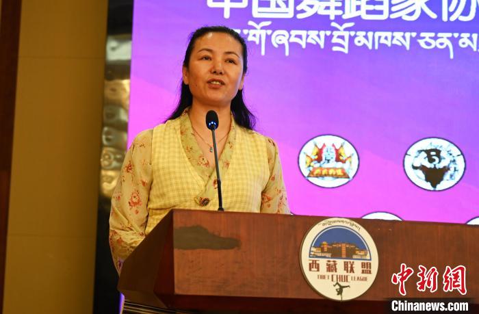 圖為西藏自治區(qū)舞蹈家協(xié)會主席達(dá)娃拉姆致辭?！≮w朗 攝