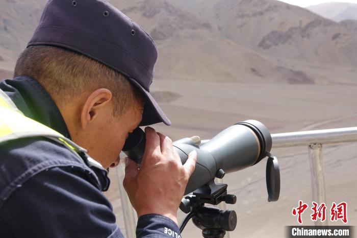 索朗曲扎用望遠(yuǎn)鏡查看邊境情況?！∪轿木?攝