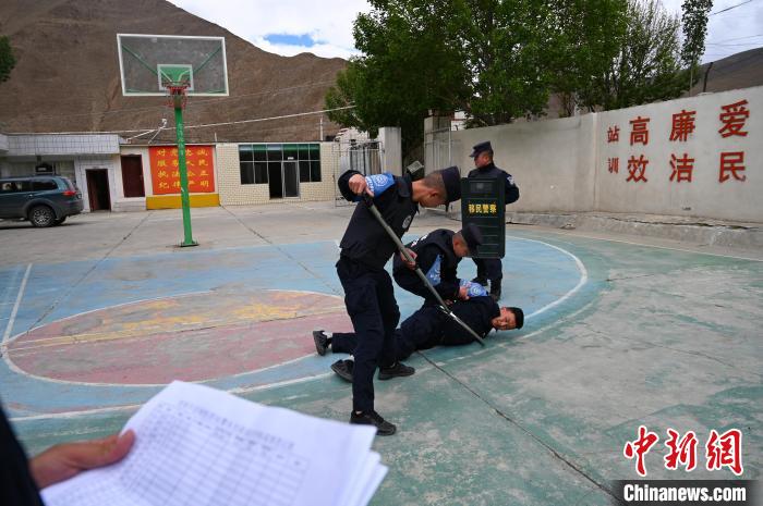 圖為移民管理警察進行警務(wù)技能考核?！≮w朗 攝